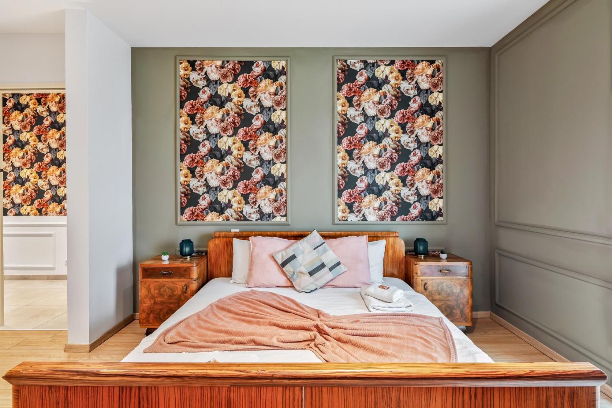 Vibestudio Vintage Flower - - New - Ac